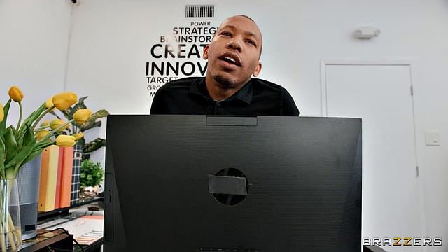 Соблазнительная блондинка на работе сама просит трахнуть её на столе, мечта Рики Джонсона сбылась в офисе с Bunny Madison!