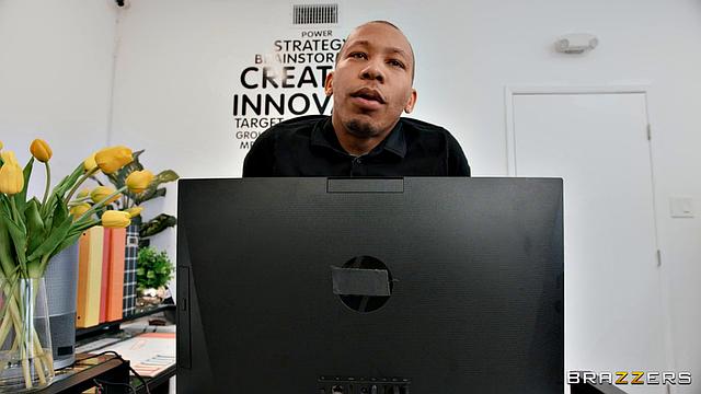 Соблазнительная блондинка на работе сама просит трахнуть её на столе, мечта Рики Джонсона сбылась в офисе с Bunny Madison!