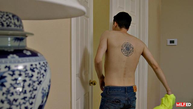 Смотри, как зрелая соблазняет молодых и устраивает жаркий групповой секс с Dixie Lynn, Ricky Spanish и Shay Sights.