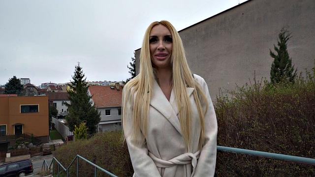 Татуированная мамаша в коже отдается за деньги в страстном сексе