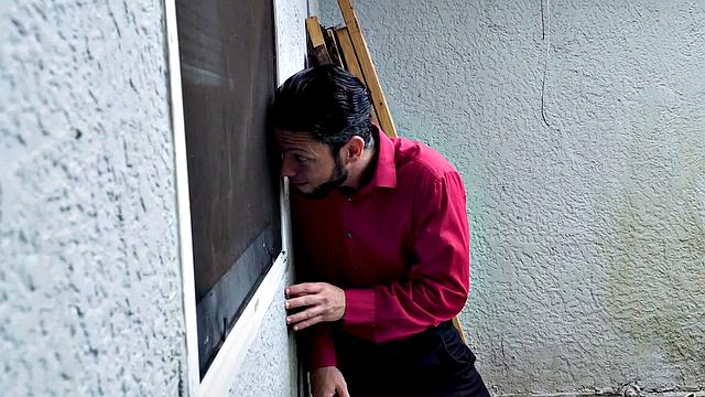 милфа с силиконовой грудью трахается между сисек и в киску