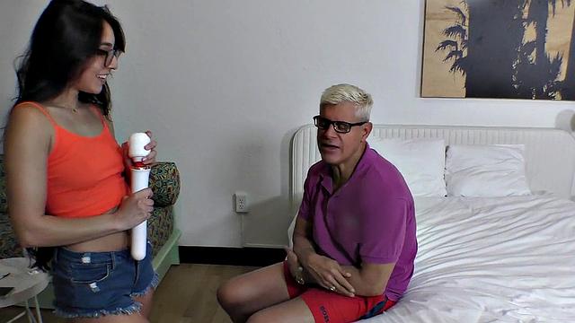 Tasting amateur babe sucks and got her pussy banged in 3some