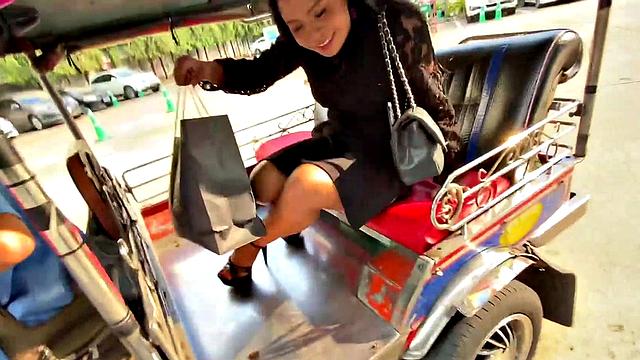 тайская milf Барби соблазняет туриста гладкой киской