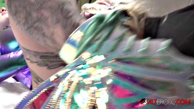 Две следовательницы разглядывают тату на киске и чуть не устраивают допрос с пристрастием!