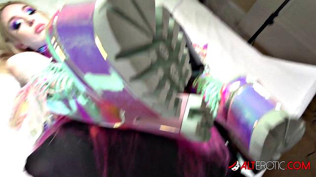 Две следовательницы разглядывают тату на киске и чуть не устраивают допрос с пристрастием!