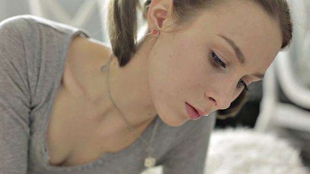 Serpente blue-eyed chick gets a big present