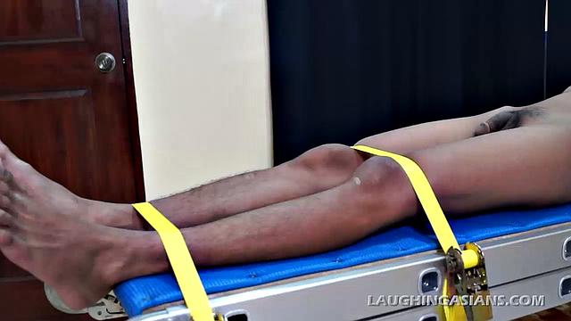 Бенджамин смеётся, когда его привязывают и щекочут по ногам - финал с неожиданным поворотом!