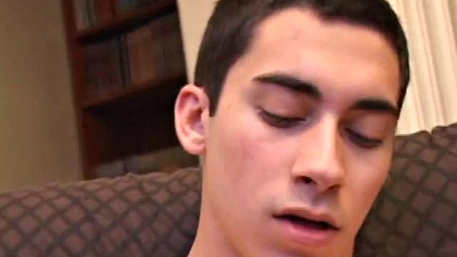 Леви с мощным членом дрочит на камеру и кончает обильно