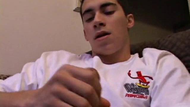 Леви с мощным членом дрочит на камеру и кончает обильно