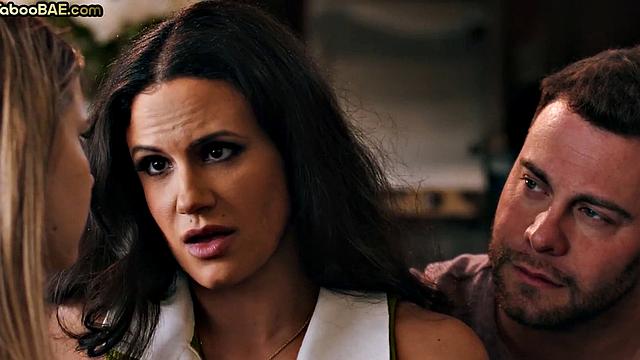 Маленькая девочка вылизывает жопу и делит член с развратной милф в жарком тройничке