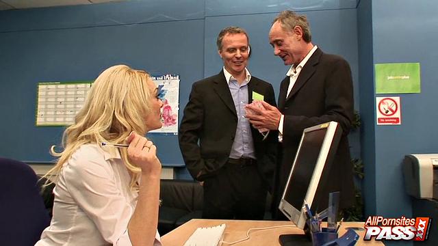 Syren Sexton соблазняет босса в офисе