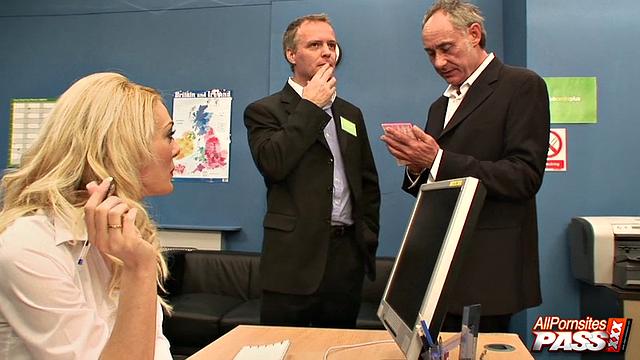 Syren Sexton соблазняет босса в офисе