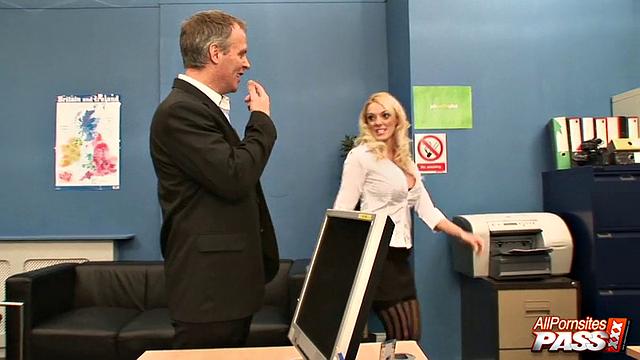 Syren Sexton соблазняет босса в офисе