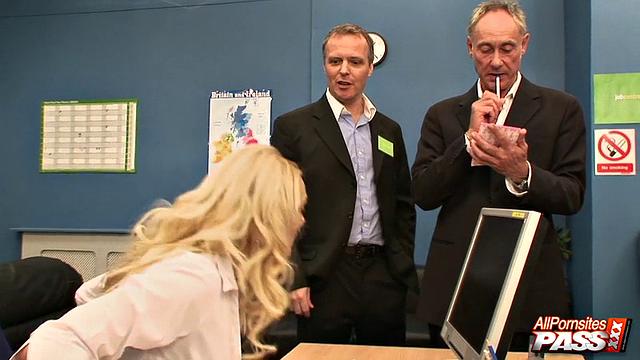 Syren Sexton соблазняет босса в офисе