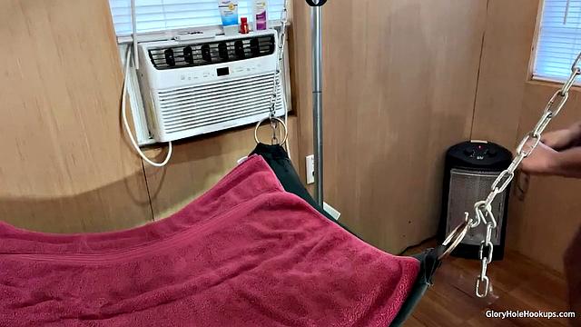 Зрелый мужик с жадностью сосет член в дырке и получает глубокий трах