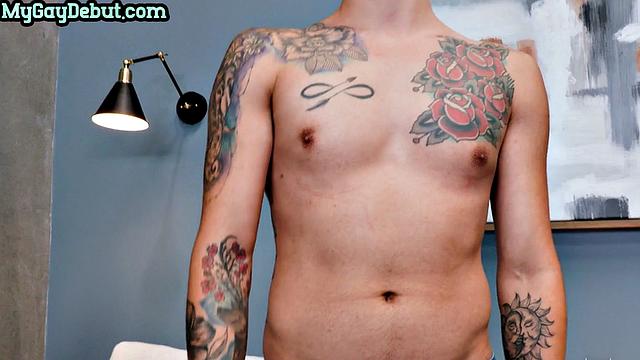 Сексуальный татуированный качок дрочит свой огромный член на камеру