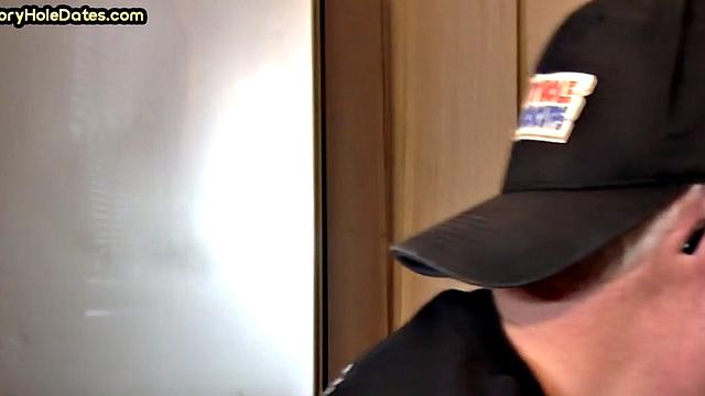 смотри, как зрелый мужик сосёт член в глори-холе от первого лица