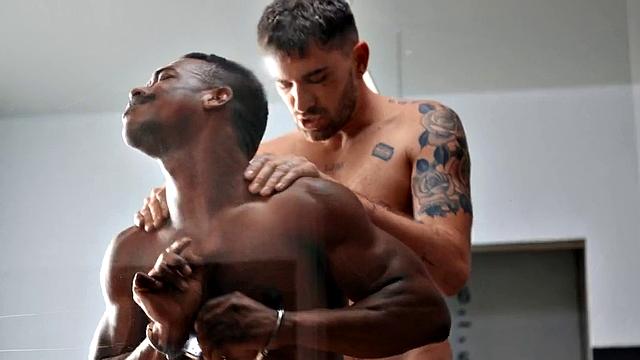 татуированный зэк трахается с накачанным bbc без резинки и кончает мощно