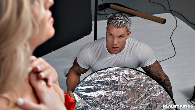 чирлидерша kait трахается с двумя парнями за кадром