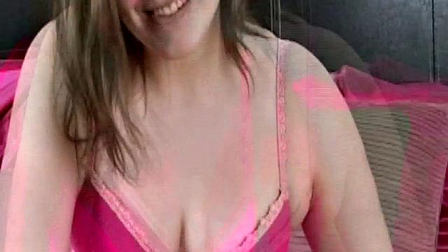 Кайли хвастается густой киской и подшучивает над зрителем