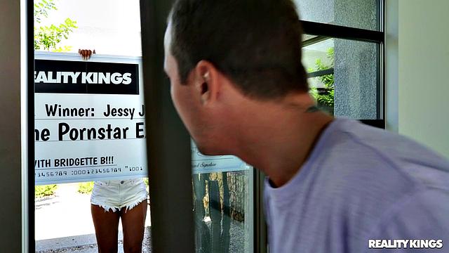 Бриджетте B приходит к Джесси и устраивает жаркую порнозвёздную тусовку, пока его подруга не видит.