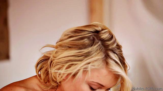 блондинка дакота скай заманила парня в общагу и получила сперму в киску