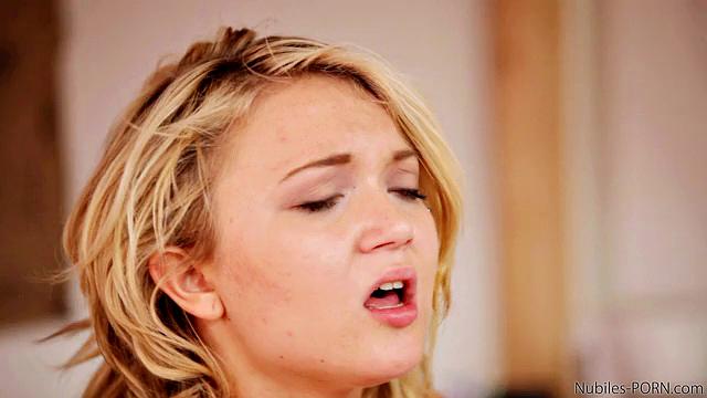 блондинка дакота скай заманила парня в общагу и получила сперму в киску