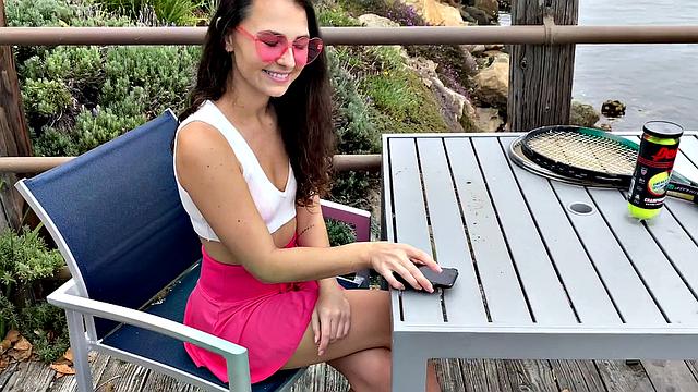 брюнетка в очках получает сперму в позе догги