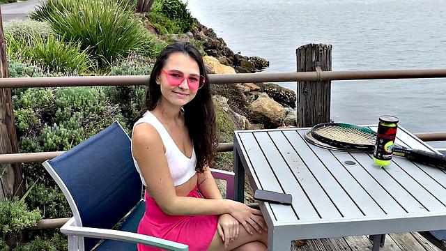 брюнетка в очках получает сперму в позе догги