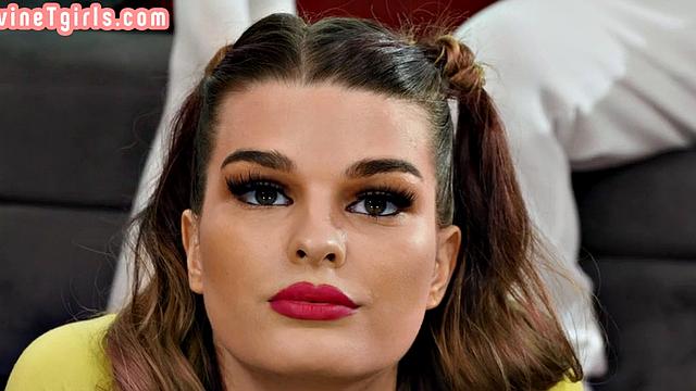 Транс-девка в высоких носках получает по полной от бойфренда