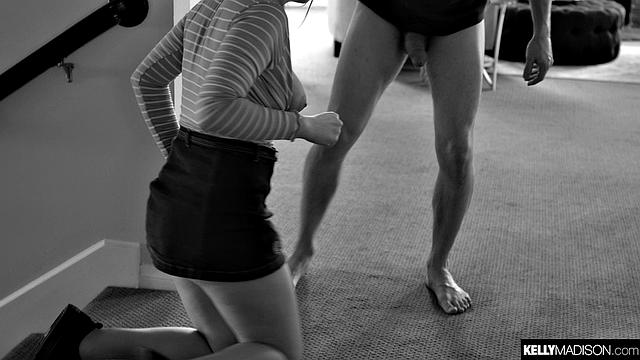 Кейси медленно насаживается и кайфует от большого члена