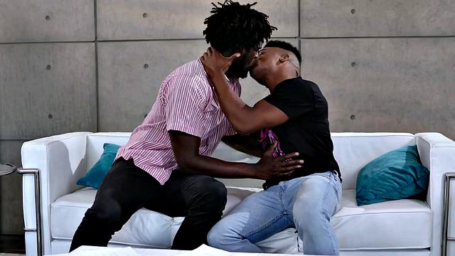 накачанный чёрный красавчик сначала целует, потом забыл про резинку-любовь без тормозов