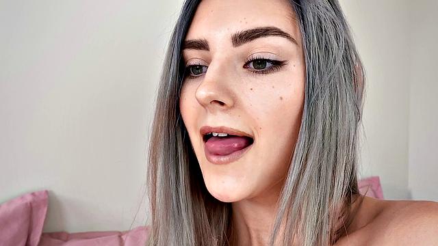 ева элфи скидывает откровенные фото и ласкает свою голую киску