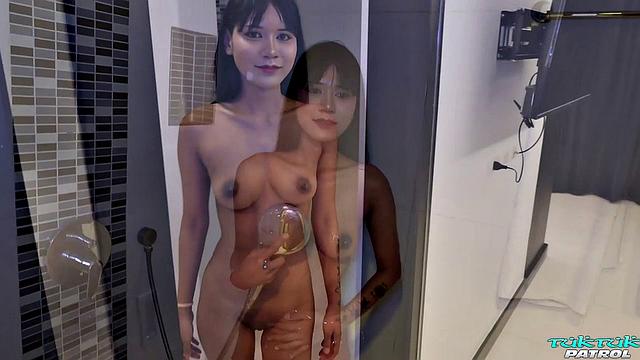 Стройная азиатка сосёт в душе и играет с грудью под струями воды.