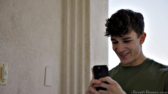 брюнетка и блондинка трахаются на диване