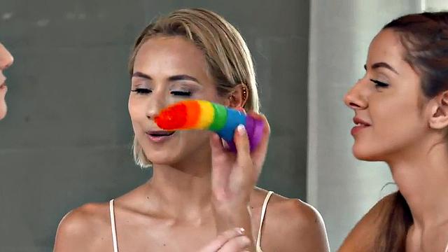 21yo tiny lesbians pussylicking in 3way