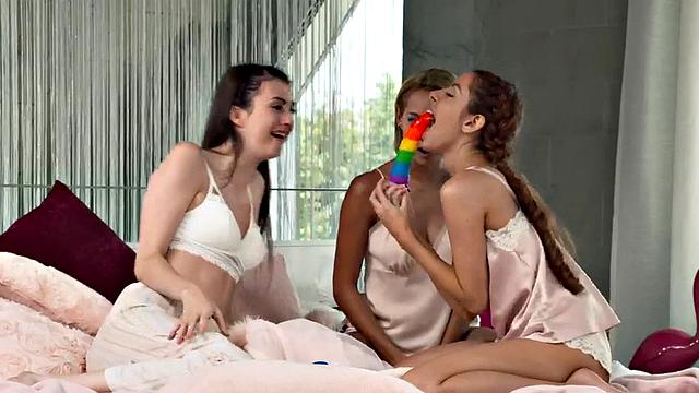 21yo tiny lesbians pussylicking in 3way