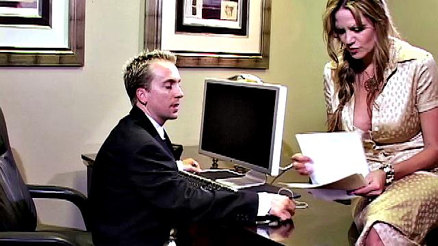 жена босса заставила секретаршу отсосать прямо под столом