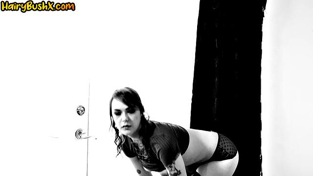 Пышная красавица в чулках страстно скачет на члене и жадно сосет до оргазма.