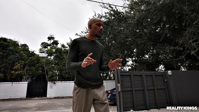 Forget Your Spouse, Threesome House