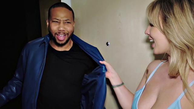 Блондинки и брюнетки устраивают дикий групповой разврат на диване