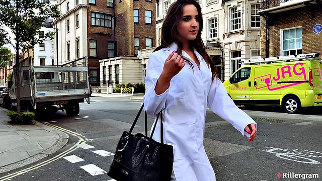 Амирa Адaрa в роли медсестры устраивает анальный приём пациенту Альберто Бланко в клинике фетишей.