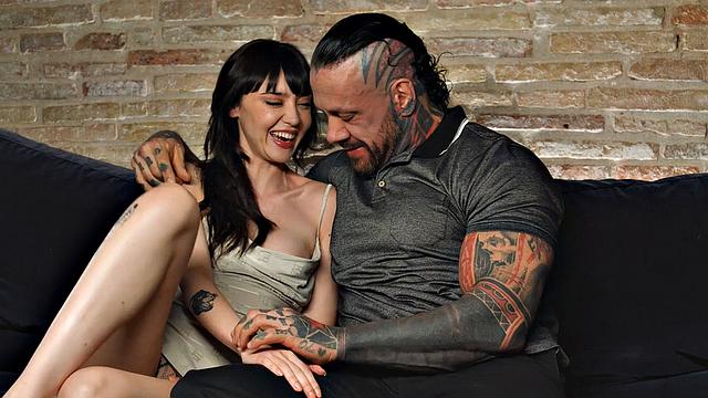 брюнетка с тату проверяет, кто круче - её или его рисунки