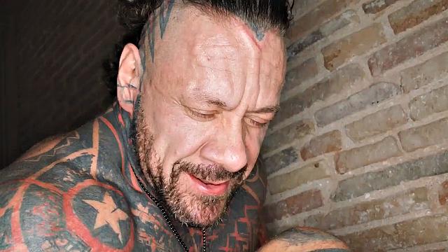 брюнетка с тату проверяет, кто круче - её или его рисунки