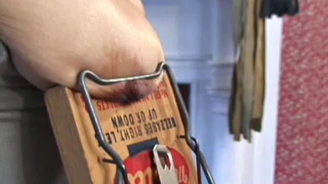 Кайли стонет от жесткой пытки сосков и бондажа