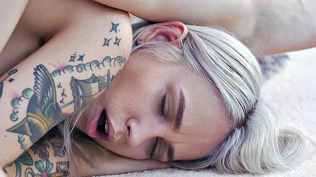 горячие лесбиянки в душе ласкают друг друга пальцами