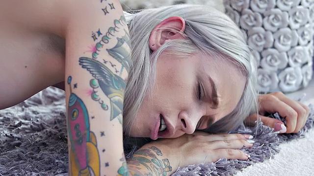 горячие лесбиянки в душе ласкают друг друга пальцами