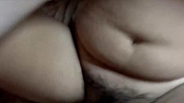 Полненькая азиатка получает кремпай в душе