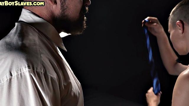 стройный твинг получает по полной от зрелого доминанта без резинки