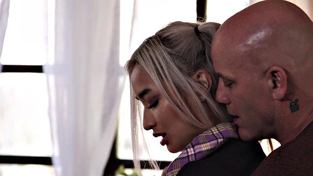 азиатка в чулках сосёт и отдается в кровати